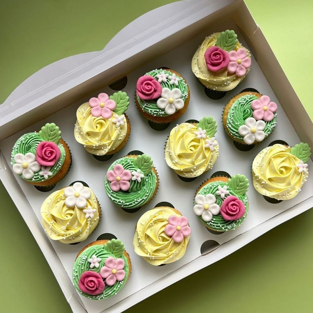White & Pink Daisies Sugarpaste Decorations Set of 12